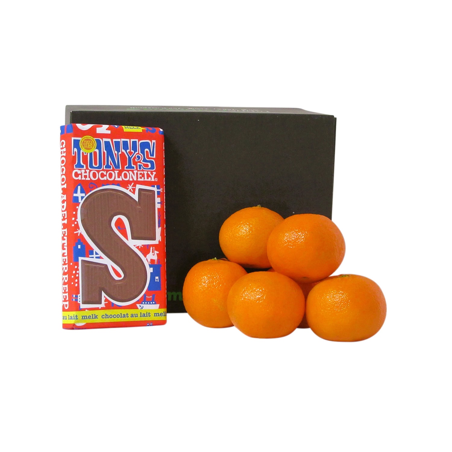 Hippe FitBox gevuld met verse mandarijnen en een Tony’s Chocolonely melk chocoladeletter S, perfect als gezond en lekker sinterklaascadeau.