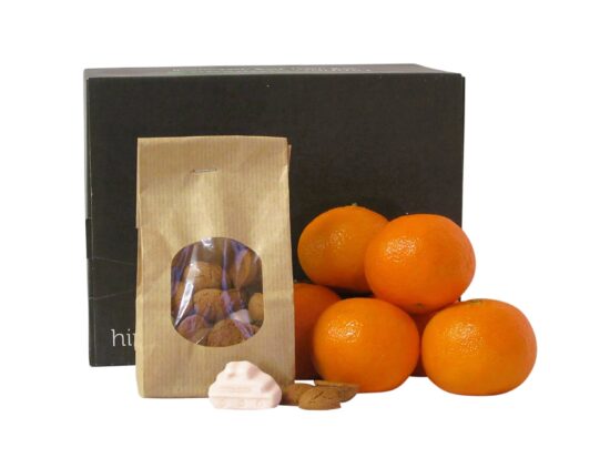 Hippe FitBox gevuld met verse mandarijnen en een Heerlijk zakje met strooigoed perfect als gezond en lekker sinterklaascadeau.