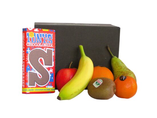 Gezond Sinterklaascadeau voor personeel: Hippe Fitbox fruitmand met seizoensfruit, Tony's Chocolonely chocoladeletter