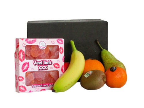 Hippe Fitbox "Veel Liefs" gevuld met 6 stuks vers seizoensfruit en een doosje snoephartjes.
