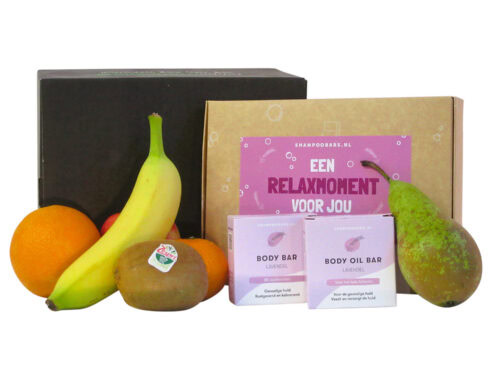 Luxe Fit & Fresh Wellness Box met 6 stuks vers seizoensfruit, een lavendel body bar en body oil bar in een duurzame geschenkverpakking.