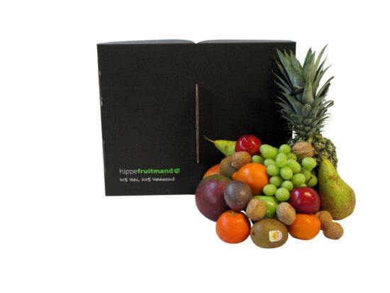 Grote hippe fruitmand met vers seizoensfruit en Schulp appelsap, luxe en duurzaam fruitcadeau