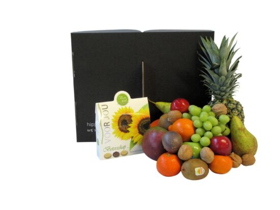 Grote beterschap fruitmand van 5,5 kg met ananas, appels, peren, druiven en Schulp appelsap in een duurzame cadeauverpakking van Hippefruitmand.nl.