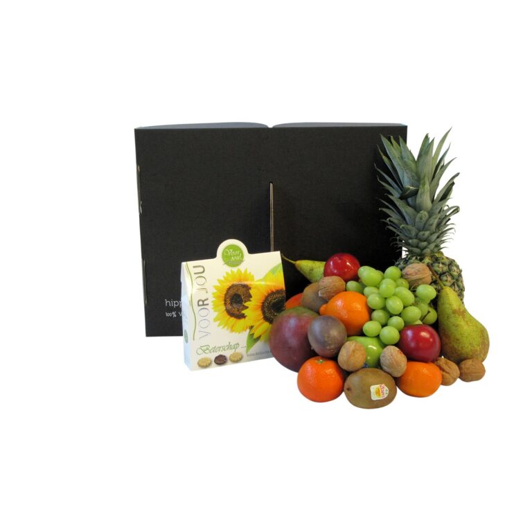 Grote beterschap fruitmand van 5,5 kg met ananas, appels, peren, druiven en Schulp appelsap in een duurzame cadeauverpakking van Hippefruitmand.nl.