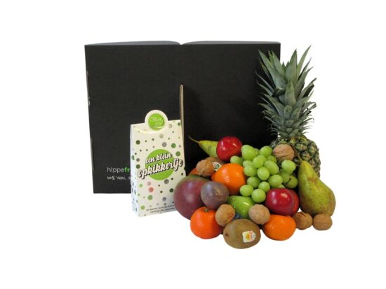 Fruitmand Opkikker Groot van Hippefruitmand.nl gevuld met 5kg vers fruit, appelsap en chocolade in een duurzame FSC-box.