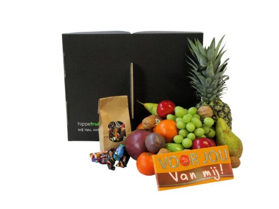Fruitmand Groot gevuld met meer dan 5 kilo vers fruit, Celebrations chocolaatjes en een Belgische chocoladereep in een duurzame FSC-kartonnen box."