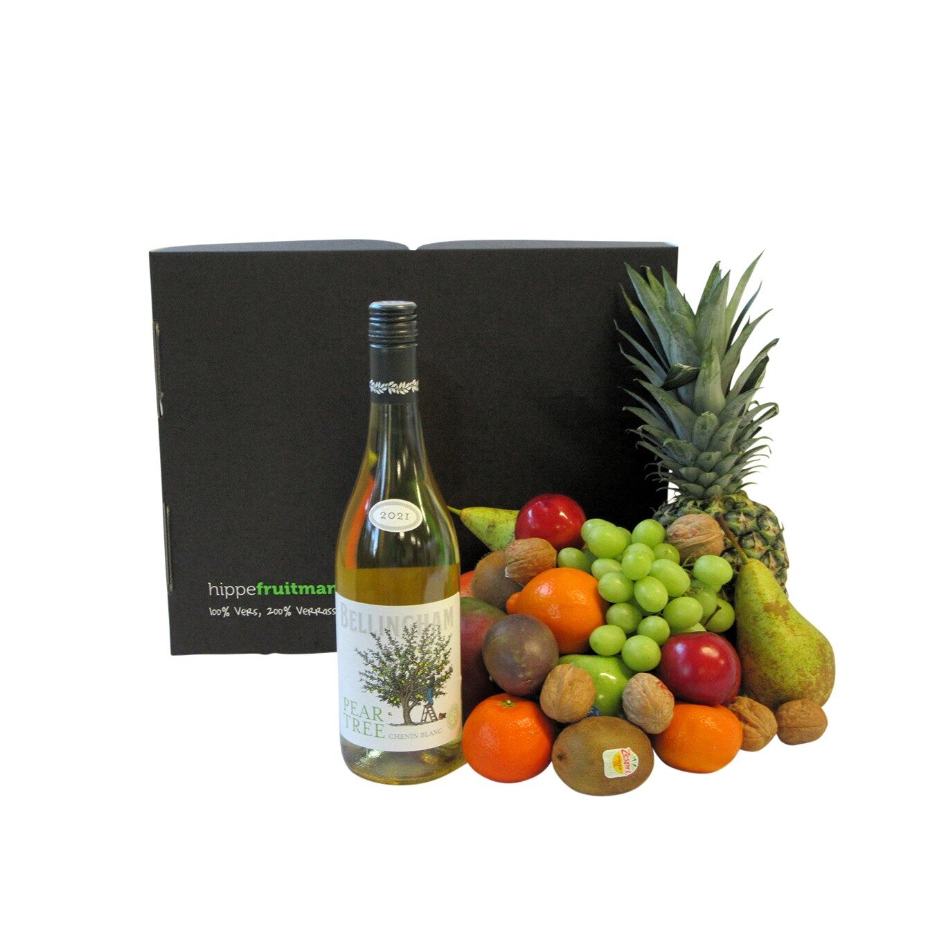 Fruitmand groot gevuld met vers fruit en een fles witte wijn