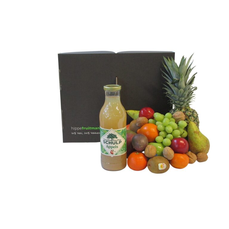 Luxe fruitmand gevuld met appels, peren, druiven, kiwi's en een fles Schulp appelsap - Hippefruitmand.nl.