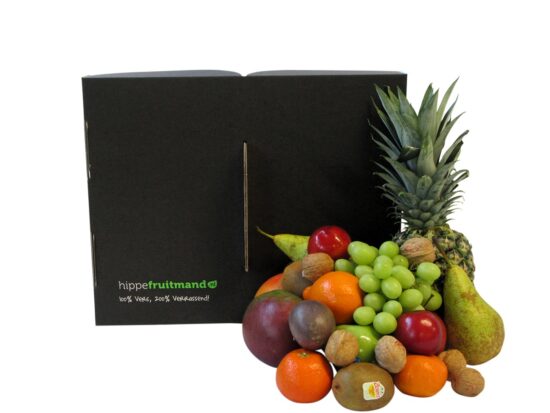 Grote hippe fruitmand met vers seizoensfruit en Schulp appelsap, luxe en duurzaam fruitcadeau