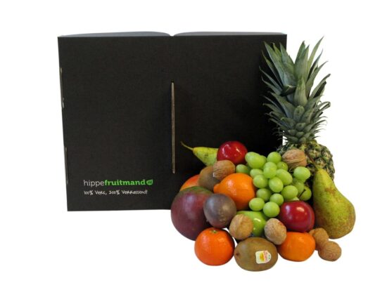 Grote hippe fruitmand met vers seizoensfruit en Schulp appelsap, luxe en duurzaam fruitcadeau
