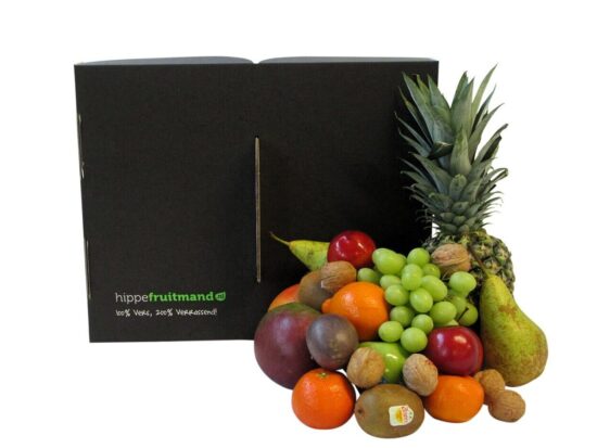 Grote hippe fruitmand met vers seizoensfruit en Schulp appelsap, luxe en duurzaam fruitcadeau