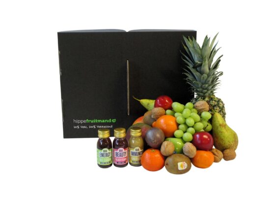 Luxe fruitmand Ginger Boost Groot met dagvers seizoensfruit en natuurlijke HOLYSHOT gembershots in duurzame FSC-fruitbox