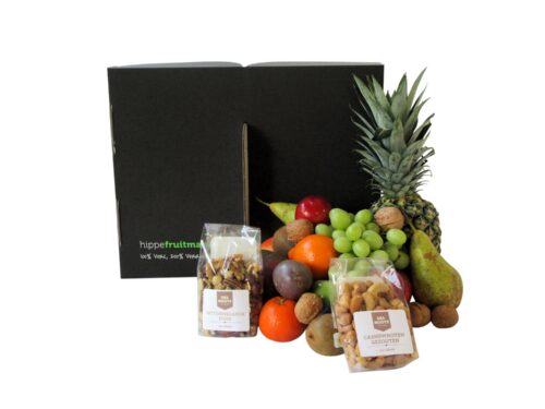Grote fruitmand met vers seizoensfruit, cashewnoten en notenmelange in luxe verpakking van Hippefruitmand.nl