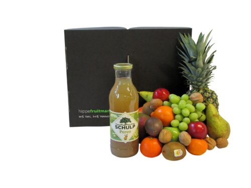 fruitmand gevuld met 25 porties vers fruit en een fles Schulp perensap 0,75 liter.