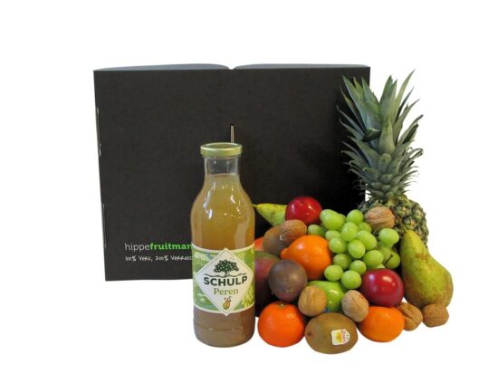 fruitmand gevuld met 25 porties vers fruit en een fles Schulp perensap 0,75 liter.