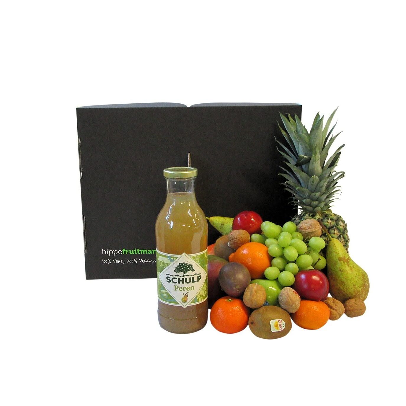 fruitmand gevuld met 25 porties vers fruit en een fles Schulp perensap 0,75 liter.