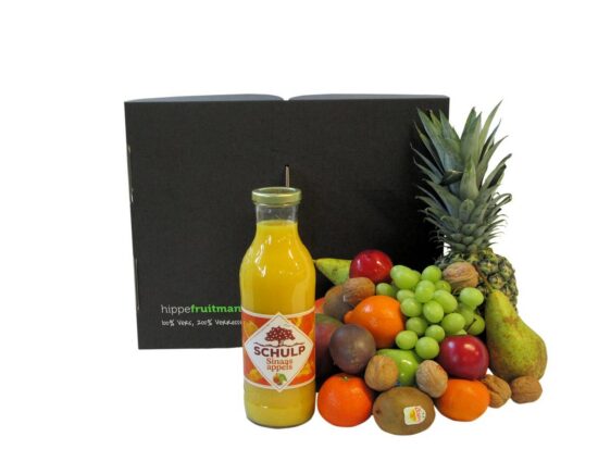 Luxe grote houten fruitmand gevuld met vers fruit en een fles Schulp jus d'orange - Hippefruitmand.nl