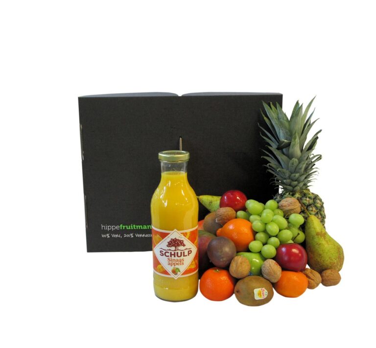 Luxe grote houten fruitmand gevuld met vers fruit en een fles Schulp jus d'orange - Hippefruitmand.nl