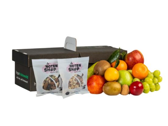 Gezond cadeaupakket: een duurzame zwarte fruitmand met appels, kiwi’s, druiven en twee zakjes onbehandelde noten van Des Noots.