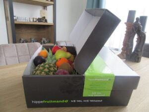 Fruitmand op tafel van hippefruitmand.nl