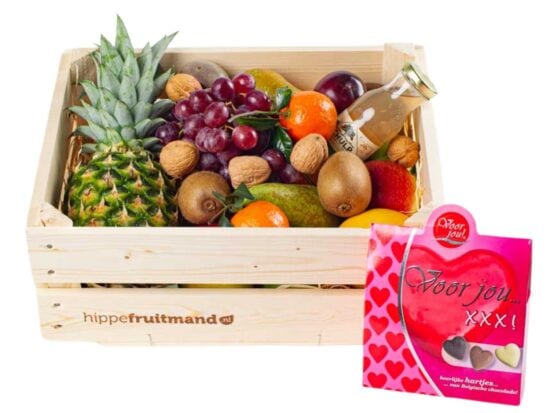 Grote houten fruitkist van Hippefruitmand.nl gevuld met vers fruit en doosje belgische chocolade