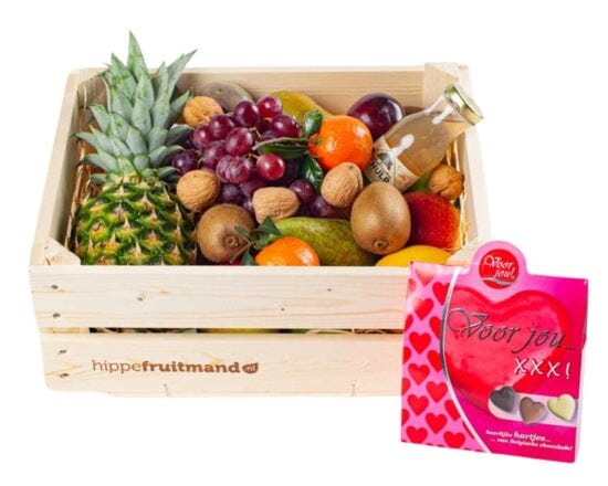 Grote houten fruitkist van Hippefruitmand.nl gevuld met vers fruit en doosje belgische chocolade