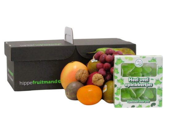Fruitmand heel veel opkikkertjes Candy van Hippefruitmand.nl gevuld met vers fruit en een doosje kikkersnoep.