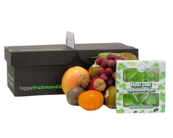 Fruitmand heel veel opkikkertjes Candy van Hippefruitmand.nl gevuld met vers fruit en een doosje kikkersnoep.