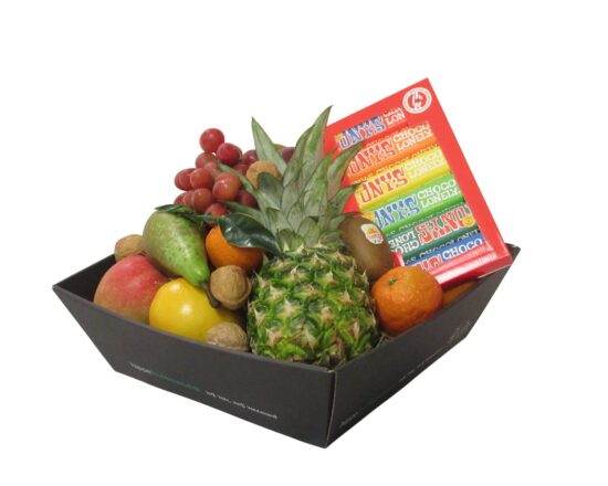 Fruitschaal Tony Chocolonely met ananas, sinaasappels, appels, druiven, kiwi en Proeverijtje van Tony Chocolonely