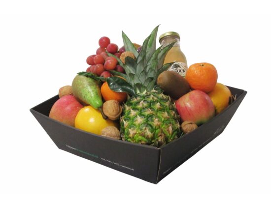 Fruitschaal Appelsap met ananas, sinaasappels, appels, druiven, kiwi en flesdje Biologische appelsap