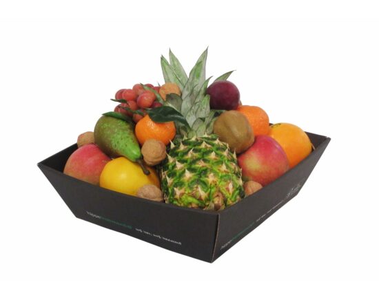Fruitschaal met ananas, sinaasappels, appels, druiven, kiwi