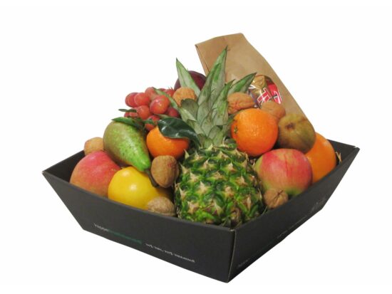 Luxe zwarte fruitschaal Snoep gevuld met vers fruit zoals ananas, druiven en sinaasappels, inclusief een papieren zakje met Celebrations chocolade.