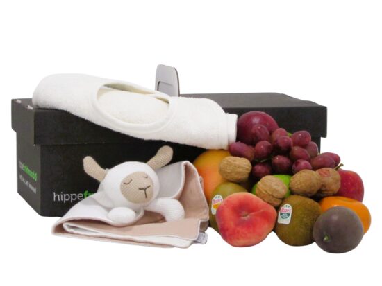 Hippefruitmand geboortebox gevuld met vers fruit, gehaakt schapenknuffeltje en een zachte witte slab