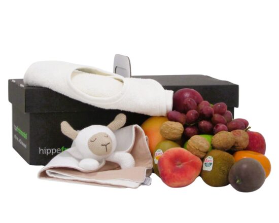 Hippefruitmand geboortebox gevuld met vers fruit, gehaakt schapenknuffeltje en een zachte witte slab