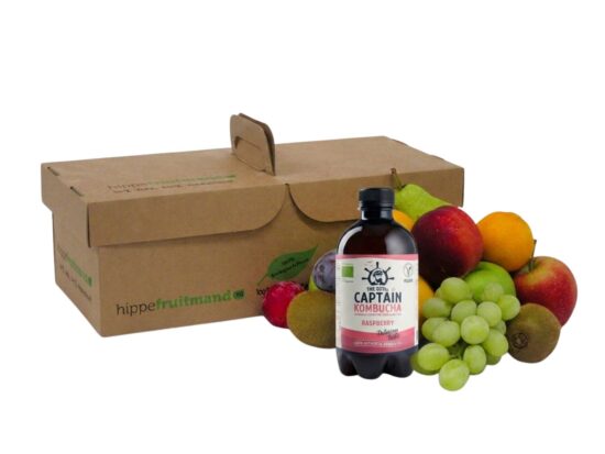 Fruitmand Puur Natuur met vers seizoensfruit en flesje Kombu cha framboos in duurzame kartonnen doos van hippefruitmand.nl