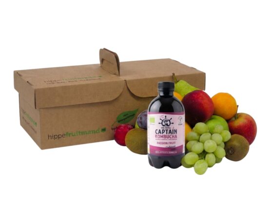 Fruitmand Puur Natuur met vers seizoensfruit en flesje Kombucha Passiefruit in duurzame kartonnen doos van hippefruitmand.nl