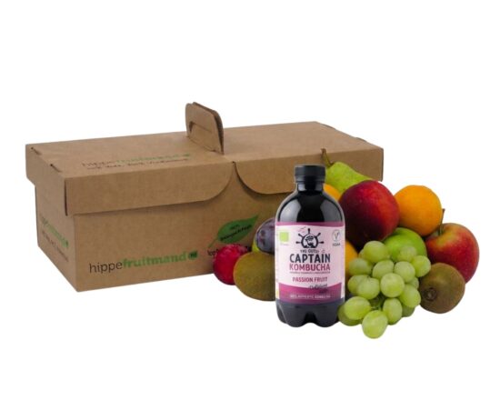 Fruitmand Puur Natuur met vers seizoensfruit en flesje Kombucha Passiefruit in duurzame kartonnen doos van hippefruitmand.nl