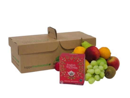 Fruitmand Puur Natuur met vers seizoensfruit en breakfast tea in duurzame kartonnen doos van hippefruitmand.nl
