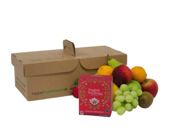 Fruitmand Puur Natuur met vers seizoensfruit en breakfast tea in duurzame kartonnen doos van hippefruitmand.nl