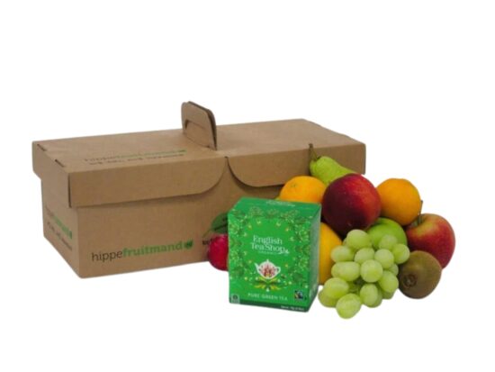 Fruitmand Puur Natuur met vers seizoensfruit en biologisch geteelde groene thee in duurzame kartonnen doos van hippefruitmand.nl