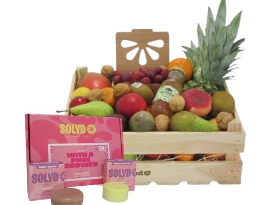 Luxe Hippe Fruitkist Groot gevuld met vers fruit en de SOLYD 'Pink Shower' giftbox voor Pink Ribbon.