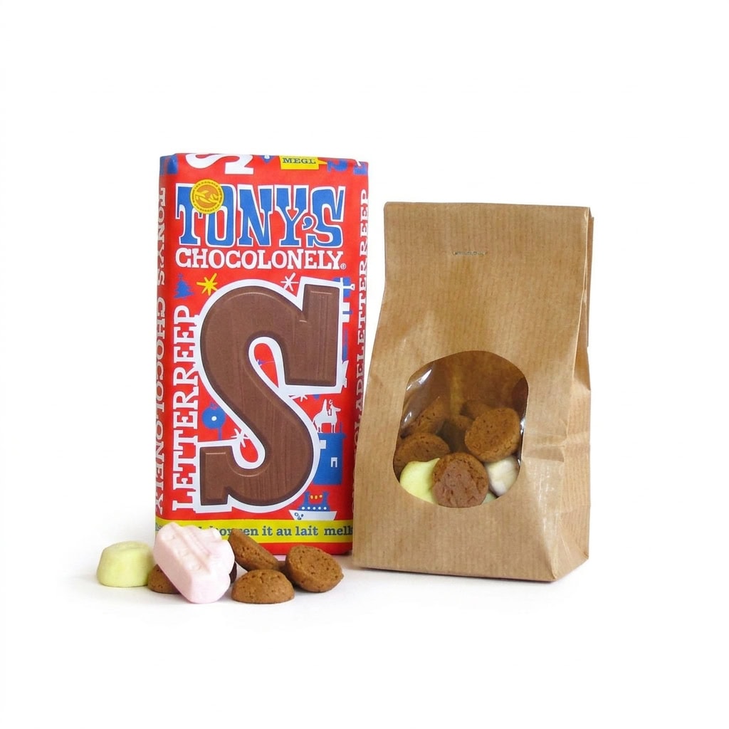 Sinterklaas cadeaupakket met Tony's Chocolonely chocoladeletter en een papieren zak met kruidnoten en schuimpjes